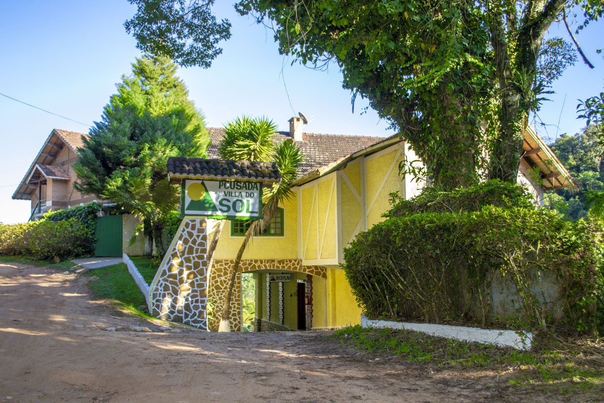 Ar puro e muito verde. Comida mineira e lareira acesa.
Assim é Monte Verde. Assim é a Pousada Villa do Sol.
Imagine seu descanso tranquilo, e acompanhado da hospitalidade mineira.